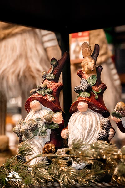 Statuettes de gnomes des bois avec des chapeaux de branches et de feuilles